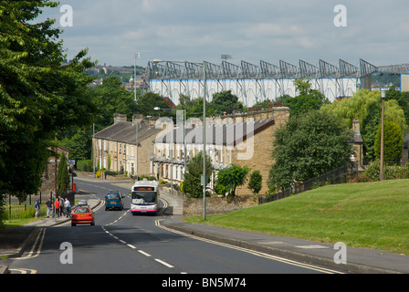 Burnley Football Club - Turf Moor - e case a schiera, Burnley, Lancashire, Inghilterra, Regno Unito Foto Stock
