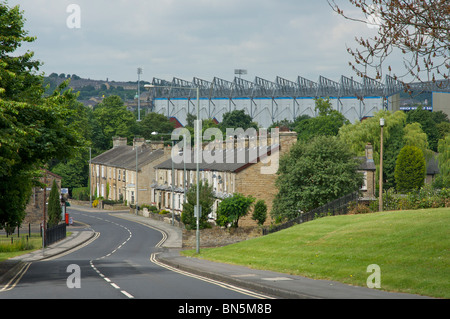 Burnley Football Club - Turf Moor - e case a schiera, Burnley, Lancashire, Inghilterra, Regno Unito Foto Stock