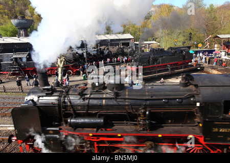 Storico treno a vapore depot museum, con molte vecchie locomotive a vapore. A Bochum, Germania. Foto Stock