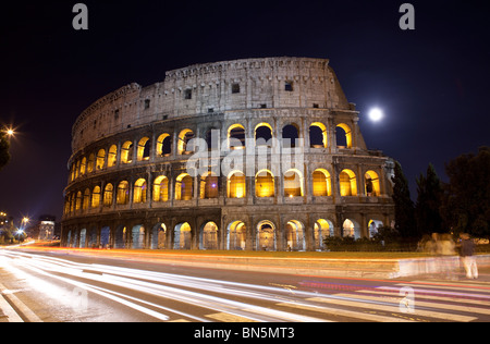 Colosseo di notte con il traffico trail, Roma, Italia Foto Stock