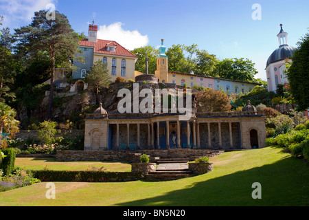 La costiera del villaggio vacanze di Portmeirion nel Galles del Nord ha reso famosa come location per le riprese "prigioniero" per TV Foto Stock