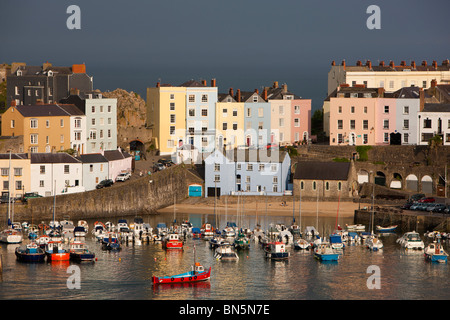 Il porto di pesca e del porto del resort per vacanze città di Tenby in Cardigan Bay, Galles del Sud Foto Stock