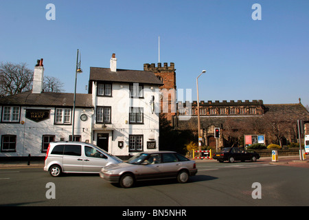 Inghilterra, Cheshire, Stockport, Cheadle, Santa Maria la Chiesa Parrocchiale e White Hart Pub Foto Stock