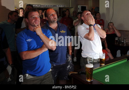 England Football Fans soffrire in silenzio come si guarda il 2010 Coppa del Mondo nel pub Foto Stock