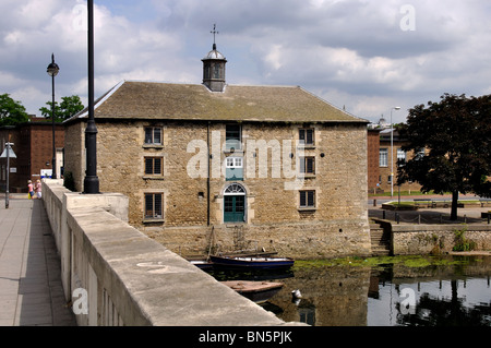 Il vecchio Custom House e il fiume Nene, Peterborough, CAMBRIDGESHIRE, England, Regno Unito Foto Stock