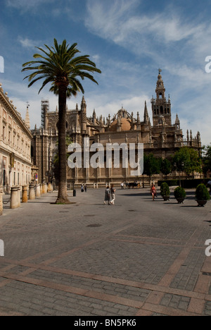 In Spagna, la provincia di Cadiz Cadice, Siviglia. Xv secolo in stile gotico della Cattedrale di Siviglia e La Giralda Renaissance torre campanaria. Foto Stock