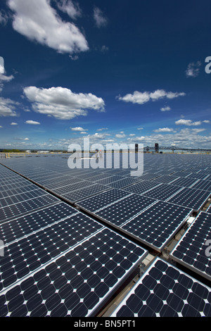Pannelli solari a raccogliere la luce solare Foto Stock