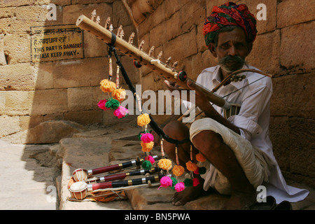 Musicista di strada e commerciante di souvenir, Jaisalmer, Rajasthan, India Foto Stock