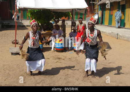 Africa, Benin, Ganvie. Tofinu voodoo villaggio sul lago Nokoue. Ballerini Voodoo. Foto Stock