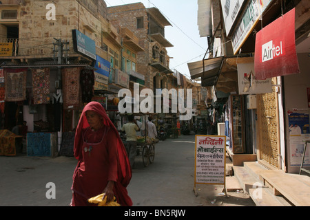Scena di strada con acquirenti in Jaisalmer, Rajasthan, India Foto Stock