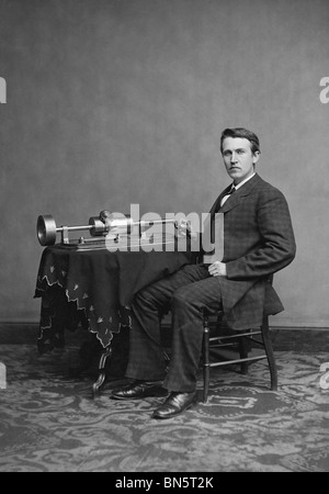 Foto ritratto c1877 di inventore americano, scienziato e imprenditore Thomas Edison (1847 - 1931) e il suo cilindro fonografo. Foto Stock