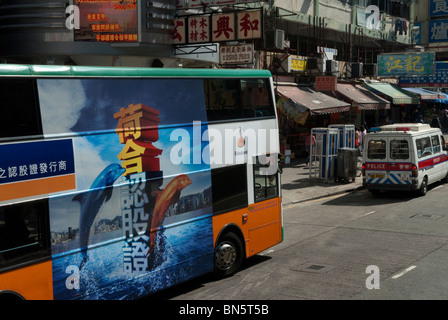 Hong Kong, .Bus con la pubblicità per la banca olandese Rabo Bank. Foto Stock