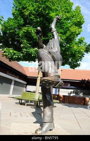 Harold Larwood Nottinghamshire e Inghilterra Cricket Player.statua Kirkby in Ashfield Luoghi di mercato. Foto Stock