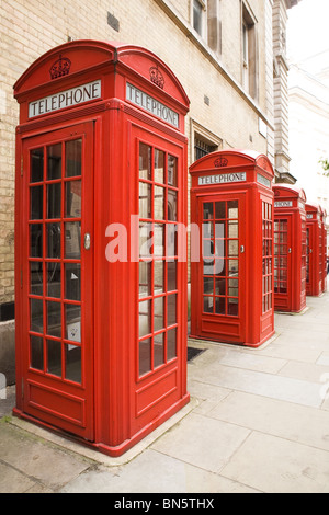 Tradizionale in rosso British cabine telefoniche - noto come il K2 chiosco - a Londra, Inghilterra, Regno Unito. Foto Stock