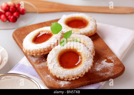 Biscotti Frollini con riempimento di inceppamento Foto Stock