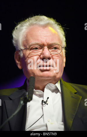 Giudice americano Thomas Buergenthal illustrato parlando a Hay Festival 2010 Hay on Wye Powys Wales UK Foto Stock