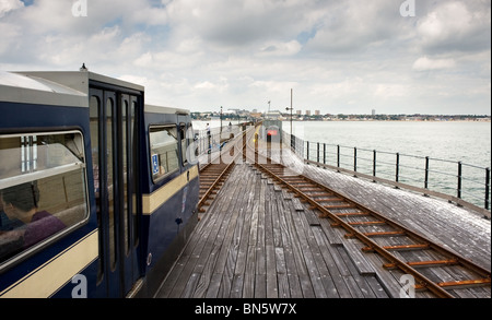 Un treno elettrico che arrivano al molo stazione di testa sul molo di Southend in Essex Foto Stock