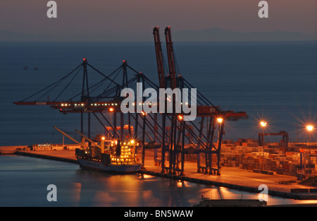 Freighter sotto le gru sulla banchina del porto, Malaga, Costa del Sol, provincia di Malaga, Andalusia, l'Europa. Foto Stock