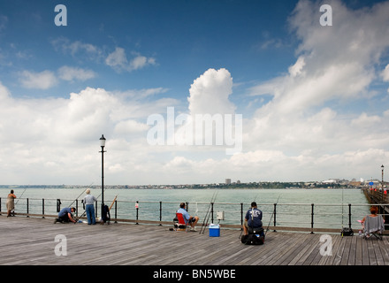 I pescatori sul molo di Southend in Essex Foto Stock