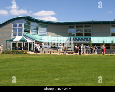 Il Bramall Learning Center uno del Regno Unito più efficiente dal punto di vista energetico degli edifici recentemente aperto a RHS Garden Harlow Carr Foto Stock