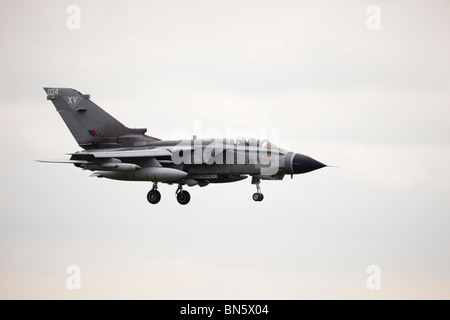 25(R) Squadron Panavia Tornado GR4 sull approccio per RAF Waddington Airshow internazionale - arrivi 02 Luglio 2010 Foto Stock