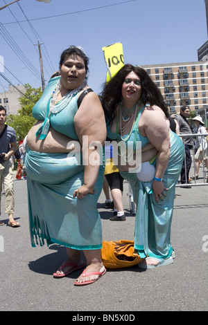 2010: il popolo di tutte le forme e dimensioni consentono di aprire ufficialmente estate a Coney Island da marciare nel bilancio annuale Mermaid Parade. Foto Stock