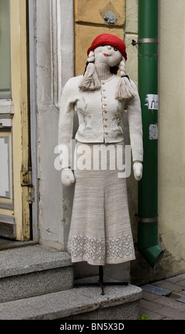 Una dimensione di vita la bambola vestito in magazzini merci per pubblicità presso il negozio entrata a Tallinn in Estonia. Foto Stock