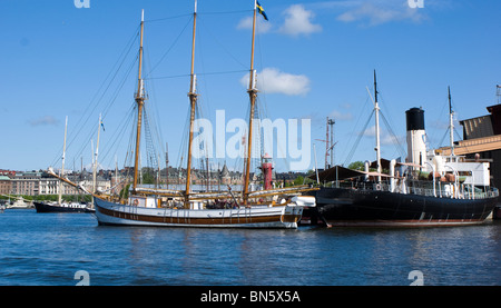 Vecchio vapore e le navi a vela ormeggiata adiacente al Museo Vasa a Stoccolma Svezia Foto Stock
