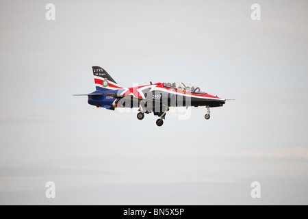 BAE Hawk trainer di No4 FTS nel quarantesimo anniversario schema colori sulla rotta di avvicinamento a RAF Waddington Airshow internazionale - arrivi 02 Foto Stock