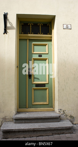 Un verde e giallo porte dipinte con passaggi a Tallinn Estonia Foto Stock