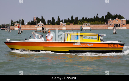 Un ambulanza acqua sul canal Grande di Venezia Italia Foto Stock