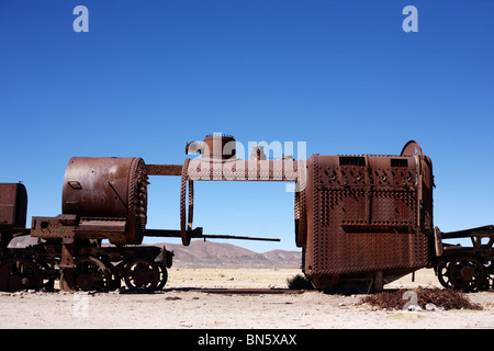 Di vecchi treni presso il Cimitero di treno a Uyuni in Bolivia Foto Stock