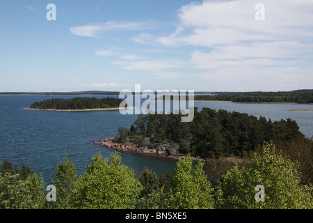 Vista mare dalla vecchia fortezza russa Notvikstornet vicino Bomarsund sull'arcipelago delle Isole Åland tra la Finlandia e la Svezia Foto Stock