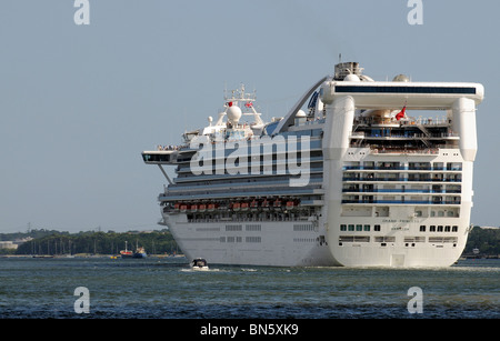 Grand Princess nave di crociera rendendo il suo modo giù acqua Southampton England Regno Unito Foto Stock