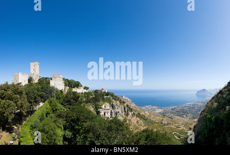 Vista dal Castello di Venere verso la Torretta Pepoli e il centro città, Erice Trapani regione nel nord ovest della Sicilia, Italia Foto Stock