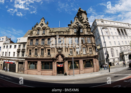 I vitigni public house su Lime Street in Liverpool aperto da Albert vitigni nel 1867, preso in consegna dal Walkers Brewery ( Warrington ) Foto Stock