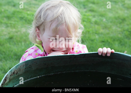 Il Toddler ragazza grida di pianto con lacrime di laminazione faccia giù modello rilasciato Foto Stock