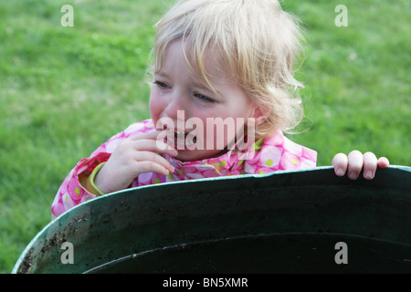 Il Toddler ragazza grida di pianto con lacrime di laminazione faccia giù modello rilasciato Foto Stock