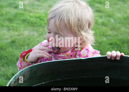 Il Toddler ragazza grida di pianto con lacrime di laminazione faccia giù modello rilasciato Foto Stock