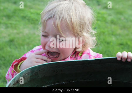 Il Toddler ragazza grida di pianto con lacrime di laminazione faccia giù modello rilasciato Foto Stock