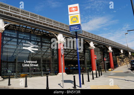 Ingresso laterale per il Grade II Listed è un edificio della stazione ferroviaria di Lime Street - Il Gateway per Liverpool. Foto Stock