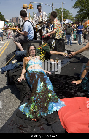 2010: il popolo di tutte le forme e dimensioni consentono di aprire ufficialmente estate a Coney Island da marciare nel bilancio annuale Mermaid Parade. Foto Stock