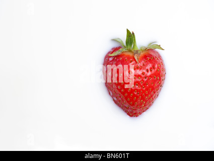 Cuore di fragole nel latte Foto Stock