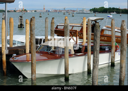 Barche ormeggiate sulla Riviera Santa Maria Elisabetta al Lido di Venezia Foto Stock