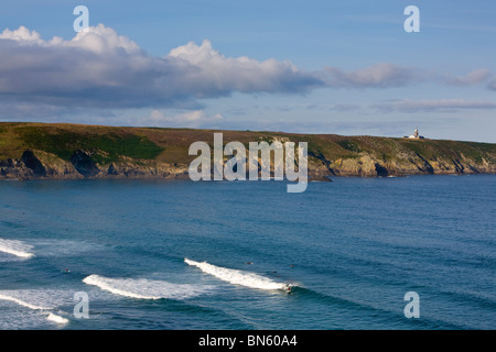 Surfer's cavalcare le onde a Baie des Trepasses (Dead Men's Bay), Pointe du Raz, Capo Sizun, Finisterre regione Bretagna, Francia Foto Stock