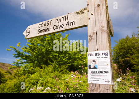 Un poster su una persona mancante su un sentiero segno posto a San Giusto, Cornwall, Regno Unito. Foto Stock