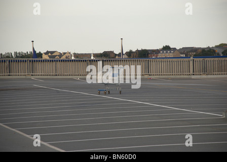 Carrello in un vuoto di IKEA parcheggio auto. Foto Stock