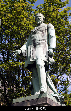 Edward Akroyd di Halifax nel quartiere di Calderdale Yorkshire dettagli della statua di bronzo scultura in rilievo su zoccolo Foto Stock