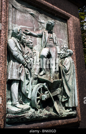 Edward Akroyd di Halifax nel quartiere di Calderdale Yorkshire dettagli della statua di bronzo scultura in rilievo su zoccolo Foto Stock