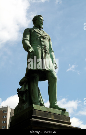 Edward Akroyd di Halifax nel quartiere di Calderdale Yorkshire dettagli della statua di bronzo scultura in rilievo su zoccolo Foto Stock